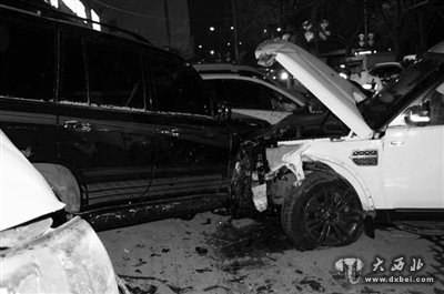 越野車(chē)“醉大了” 撞飛護欄砸傷公交又連撞三車(chē)