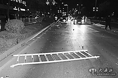 越野車(chē)“醉大了” 撞飛護欄砸傷公交又連撞三車(chē)