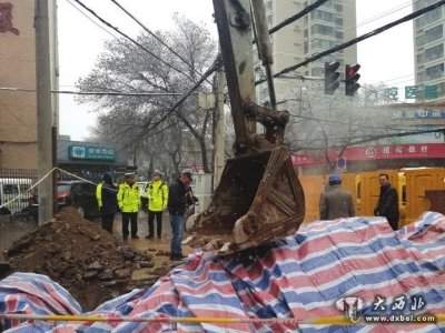 管道爆裂 路面塌陷 蘭州交警冒雪值守六小時(shí)確保了交通安全