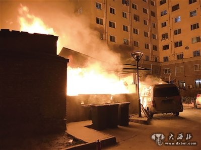 小區彩鋼棚起火 旁邊面包車(chē)遭了殃