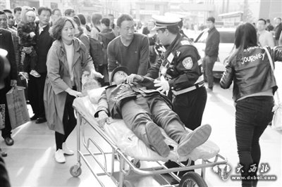 急危病人遇堵車(chē) 交警開(kāi)通綠色通道救護生命