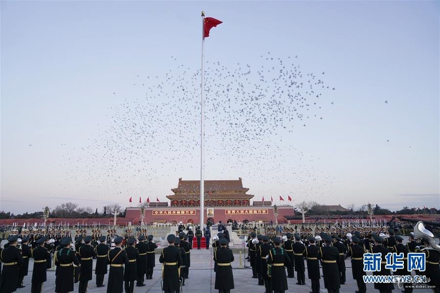 人民解放軍首次執行天安門(mén)廣場(chǎng)升國旗任務(wù)