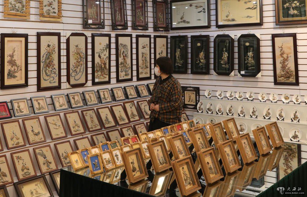 戈壁匠人心礪石入畫(huà)來(lái)