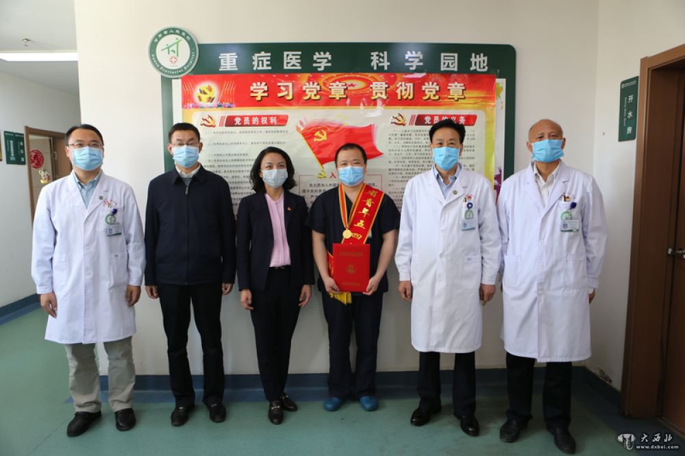 團省委“送榮譽(yù)到基層