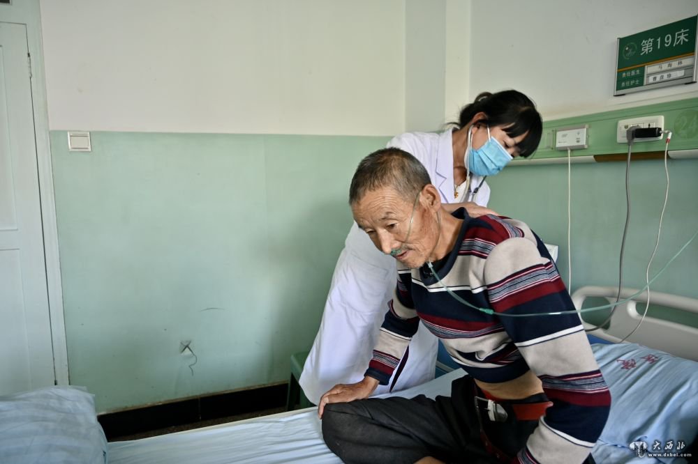 懸壺濟世無(wú)問(wèn)西東——