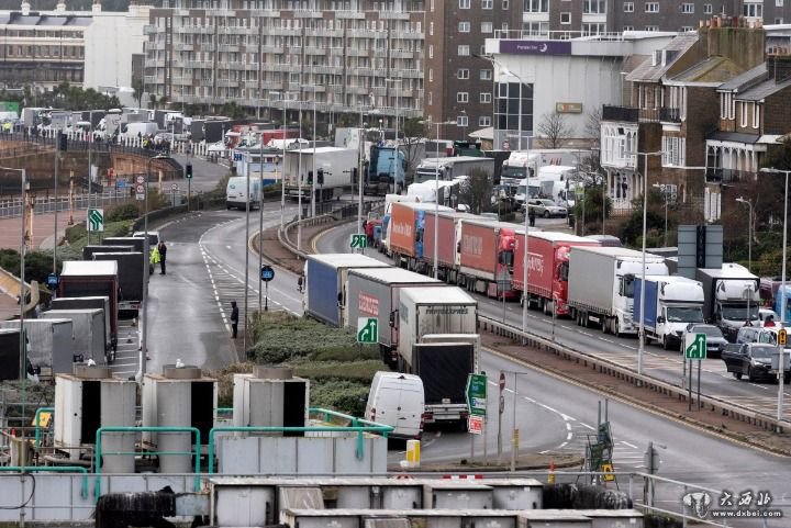 大量卡車(chē)司機受困英國