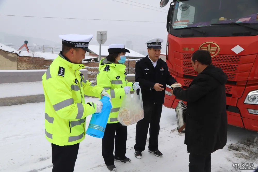60余輛汽車(chē)遇雪被困連