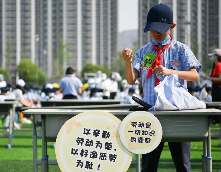 孩子們，上勞動(dòng)課了！