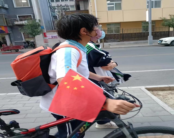 自行車(chē)掛國旗的女孩