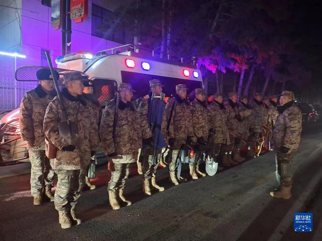 解放軍和武警部隊出動(dòng)